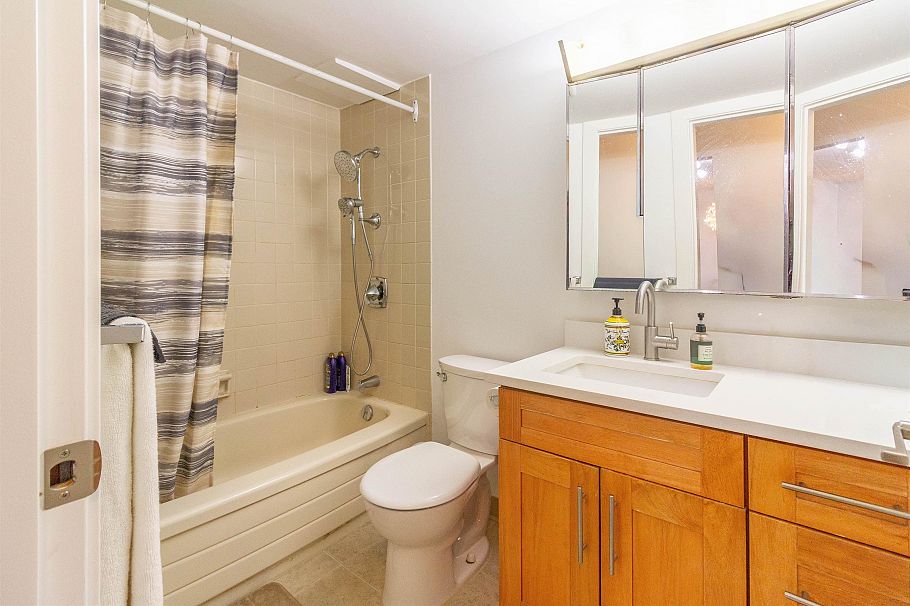 210 270 W 1st Street North Vancouver, BC - 11