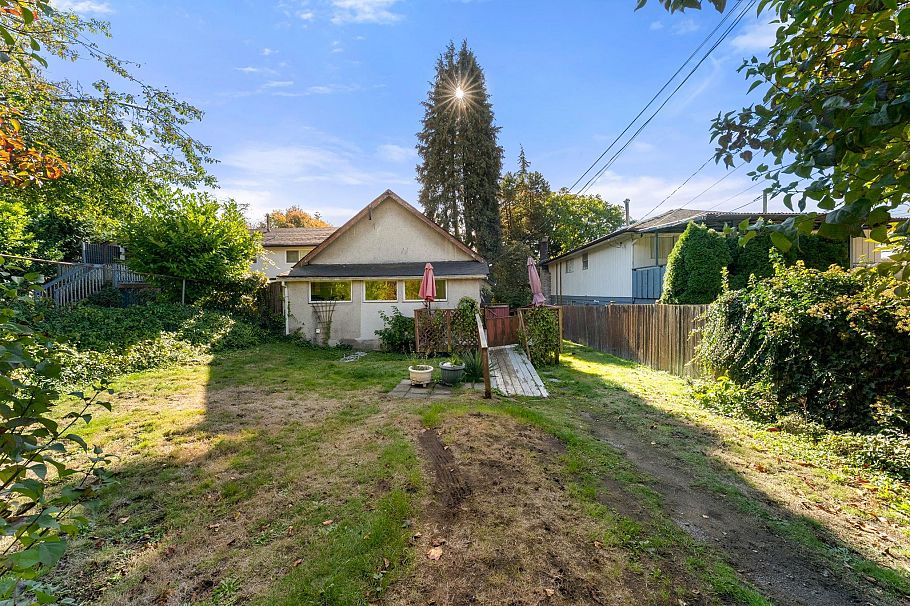 652 W 14th Street North Vancouver, BC - 22