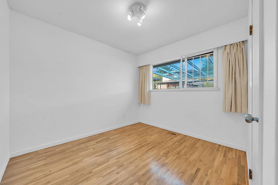 3631 Wellington Avenue Vancouver, BC - 23