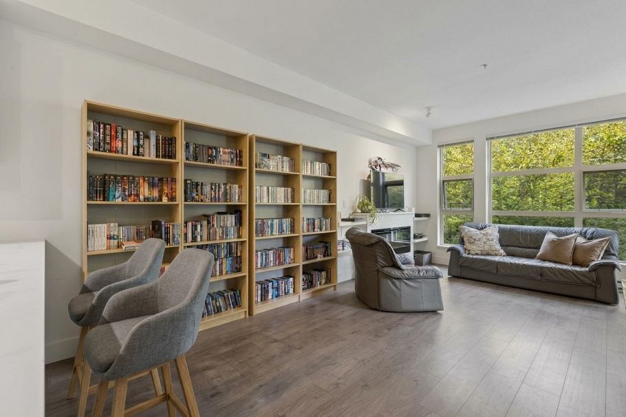 318 3602 Aldercrest Drive North Vancouver, BC - 2