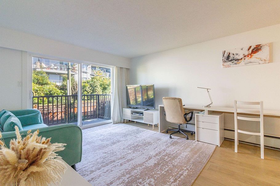 210 270 W 1st Street North Vancouver, BC - 2