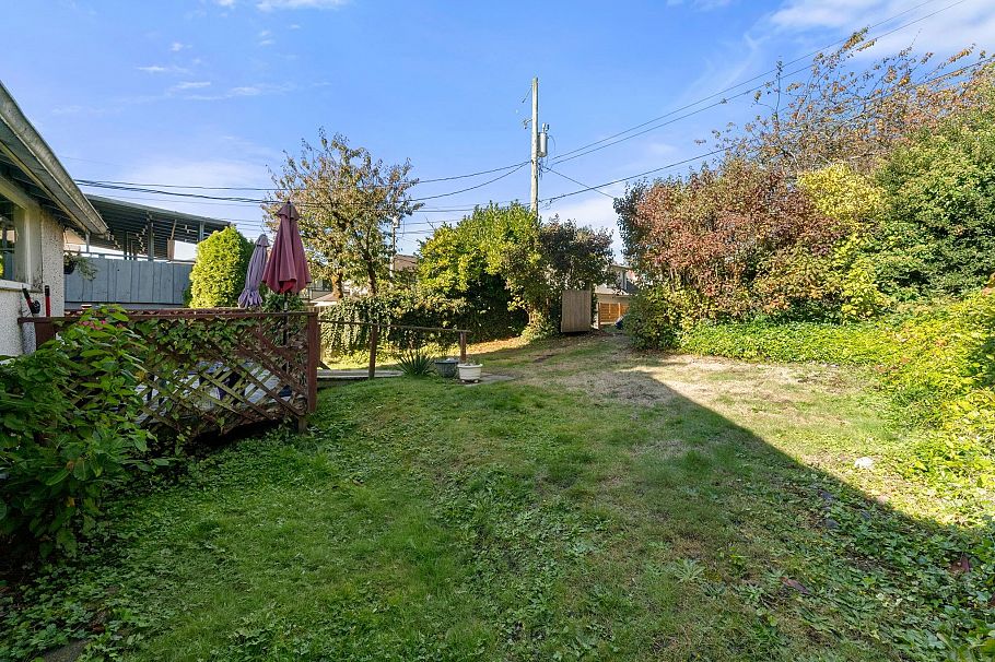 652 W 14th Street North Vancouver, BC - 24
