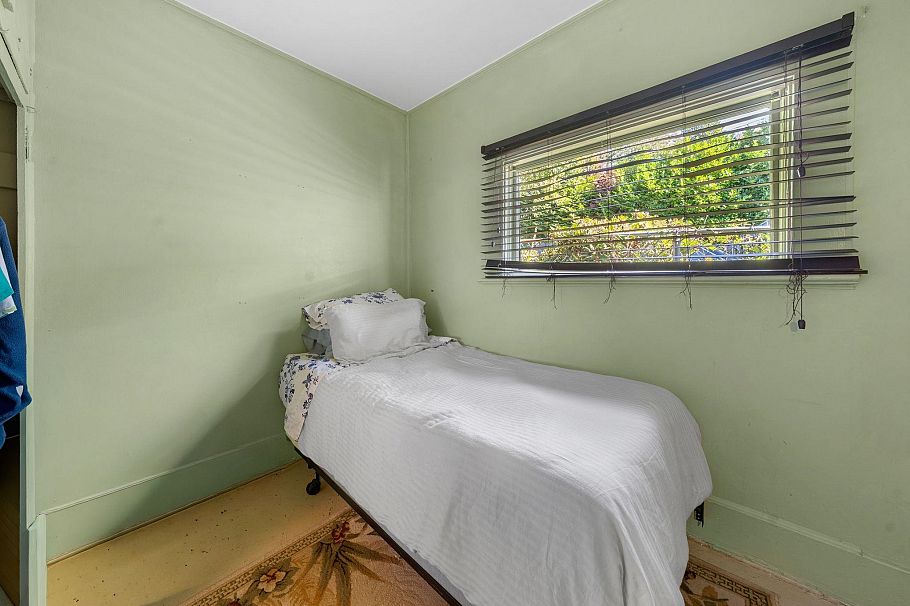 652 W 14th Street North Vancouver, BC - 17