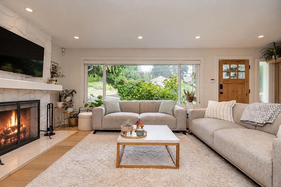 1361 E 15th Street North Vancouver, BC - 3