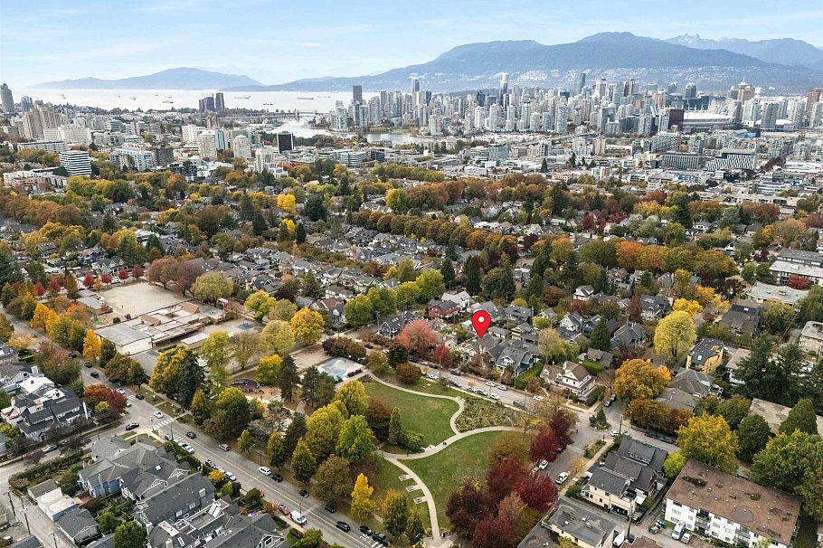 35 W 15th Avenue Vancouver, BC - 37