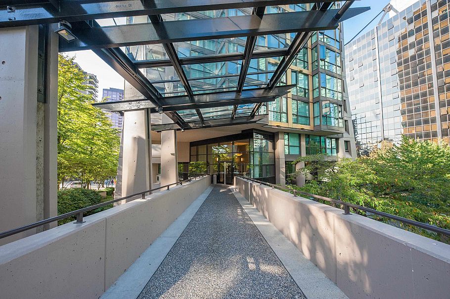 910 1367 Alberni Street Vancouver, BC - 17