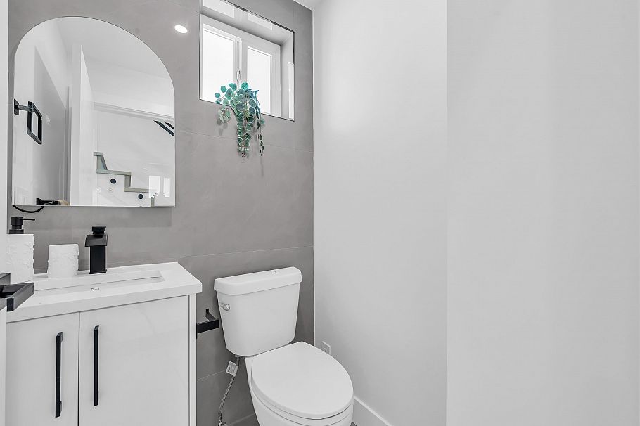 1 2554 Dundas Street Vancouver, BC - 23