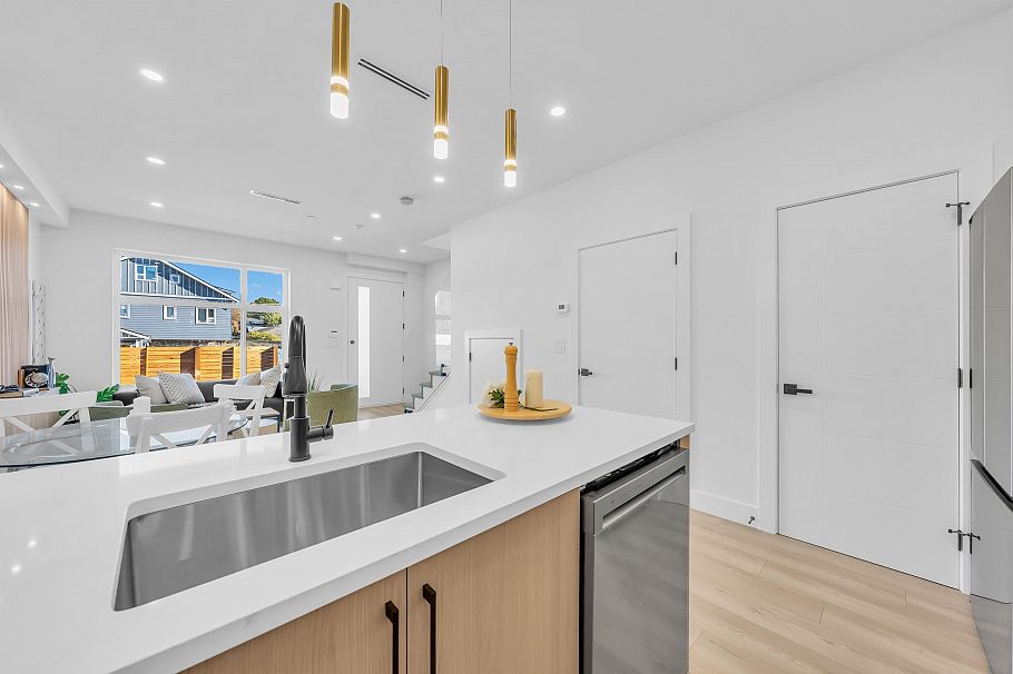 2 4587 Knight Street Vancouver, BC - 12