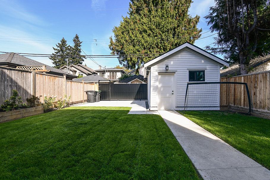 3415 W 24 Avenue Vancouver, BC - 40