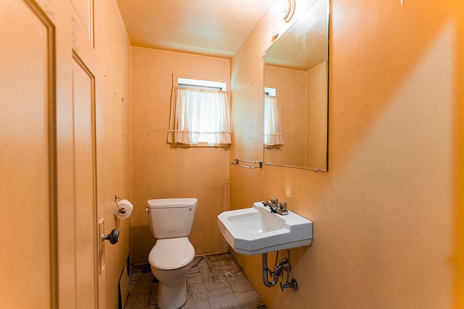 2878 W 14th Avenue Vancouver, BC - 25