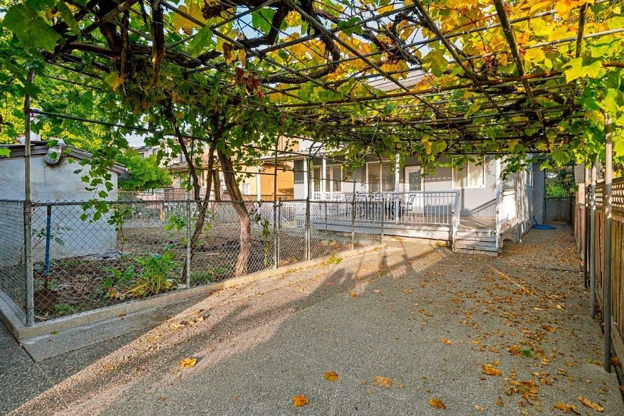 3895 Glendale Street Vancouver, BC - 39