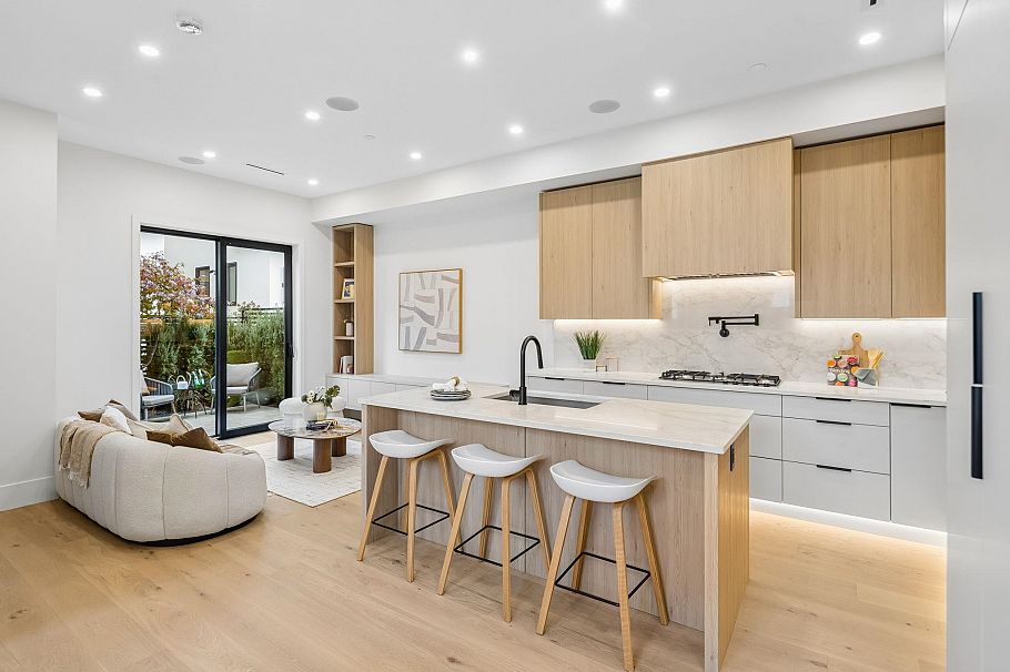 934 W 57th Avenue Vancouver, BC - 3