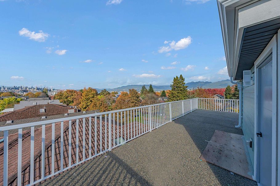 1 2554 Dundas Street Vancouver, BC - 2