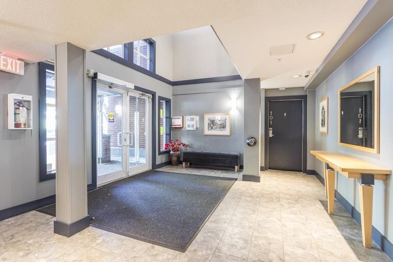 206 137 E 1st Street North Vancouver, BC - 20