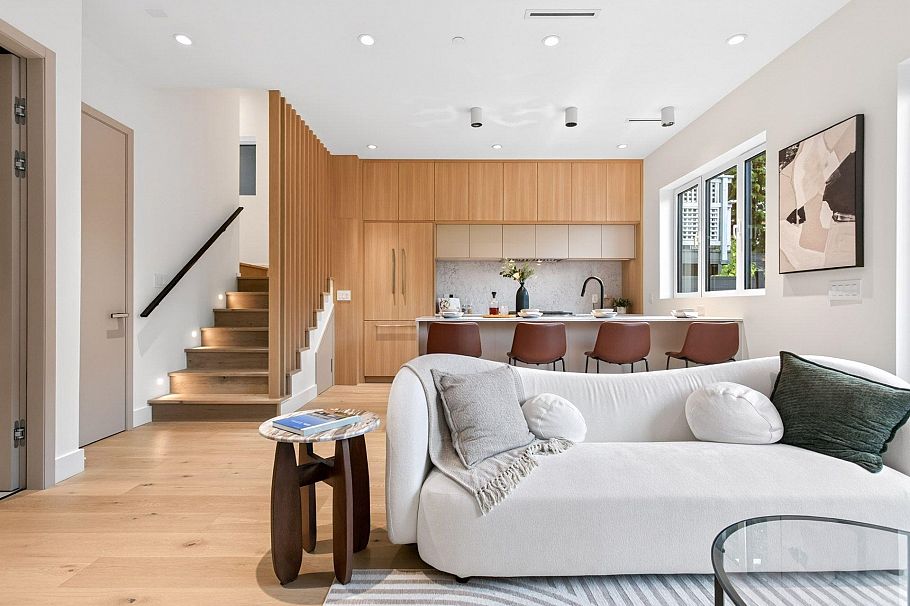 2 3315 W 10th Avenue Vancouver, BC - 1