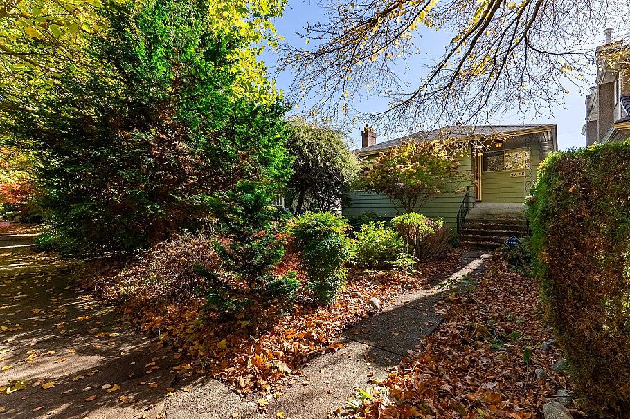 2878 W 14th Avenue Vancouver, BC - 1