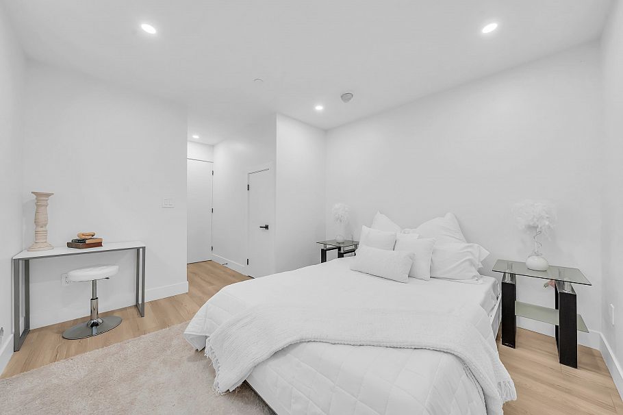 1 2554 Dundas Street Vancouver, BC - 32