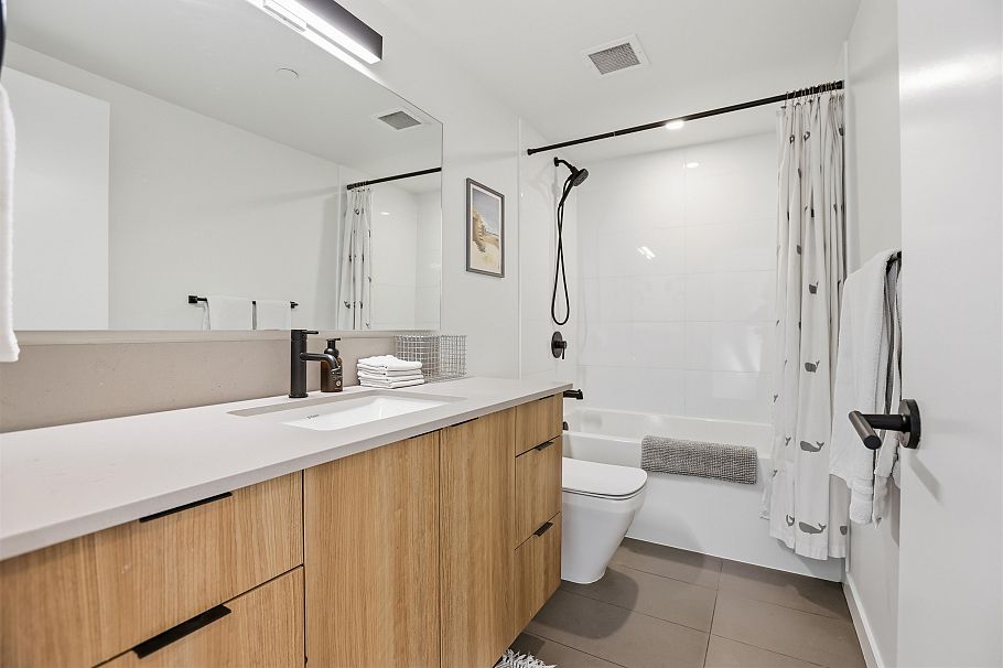 24 533 E 3rd Street North Vancouver, BC - 26
