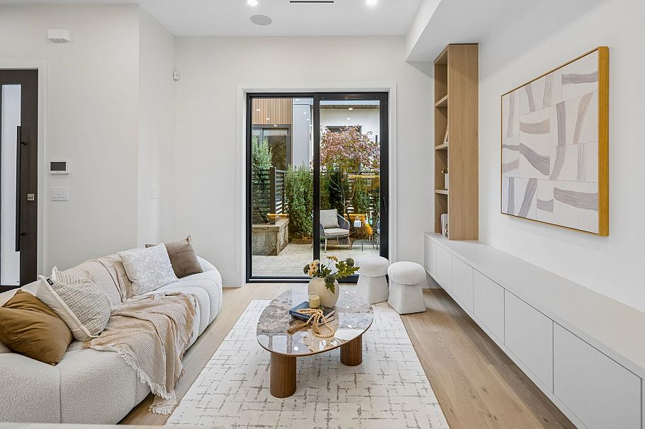 934 W 57th Avenue Vancouver, BC - 1
