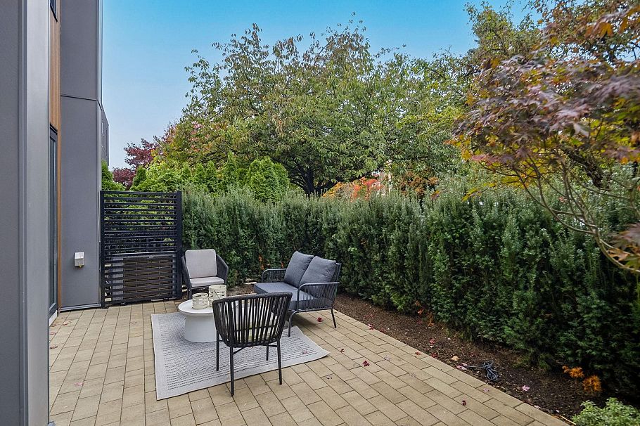2 936 W 57th Avenue Vancouver, BC - 2