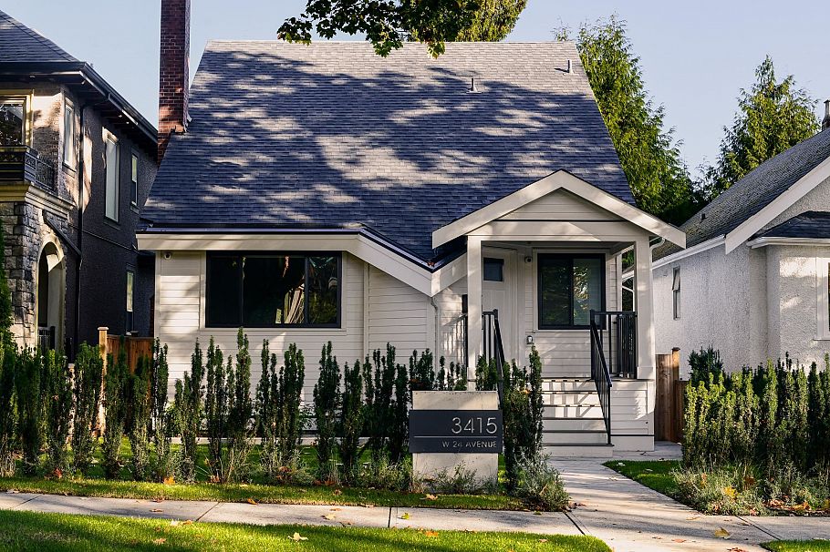 3415 W 24 Avenue Vancouver, BC - 1