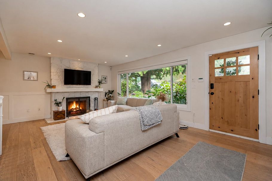 1361 E 15th Street North Vancouver, BC - 8