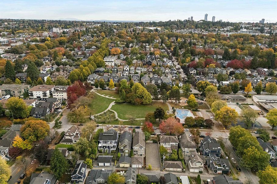 35 W 15th Avenue Vancouver, BC - 38