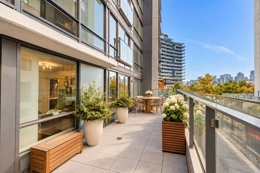 203 1788 Columbia Street Vancouver, BC - 2