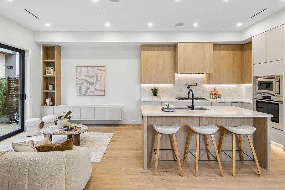 934 W 57th Avenue Vancouver, BC - 2