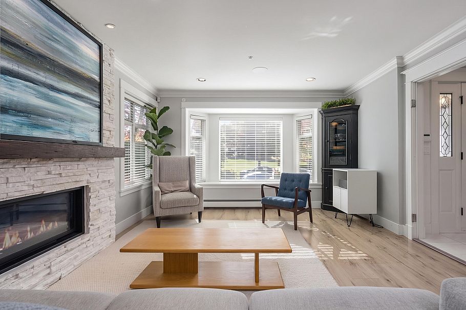 35 W 15th Avenue Vancouver, BC - 2