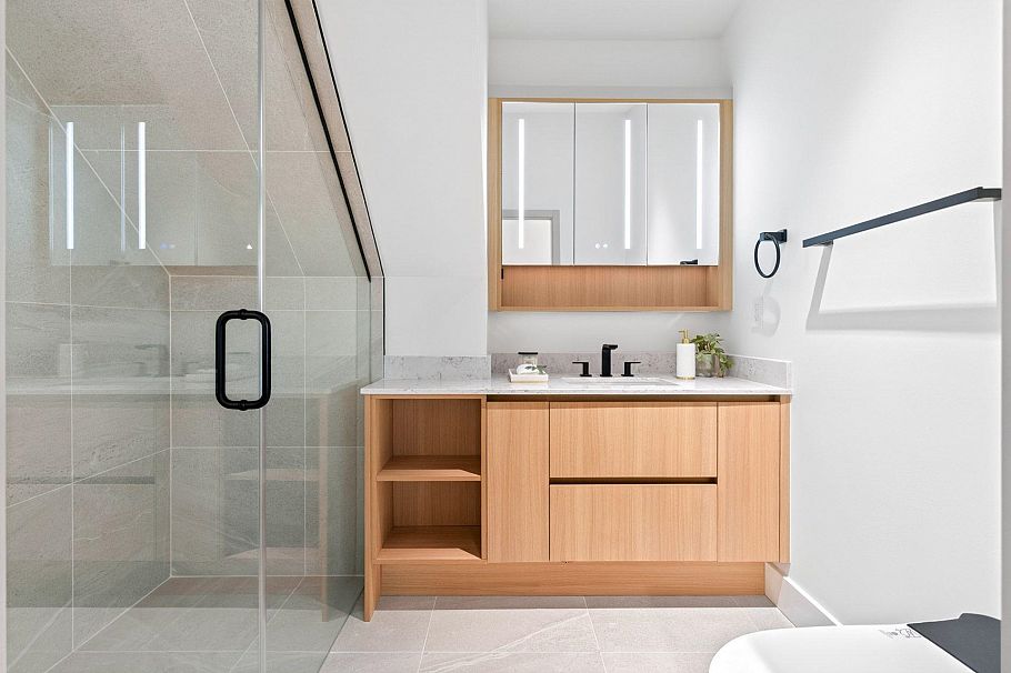 1 3315 W 10th Avenue Vancouver, BC - 17