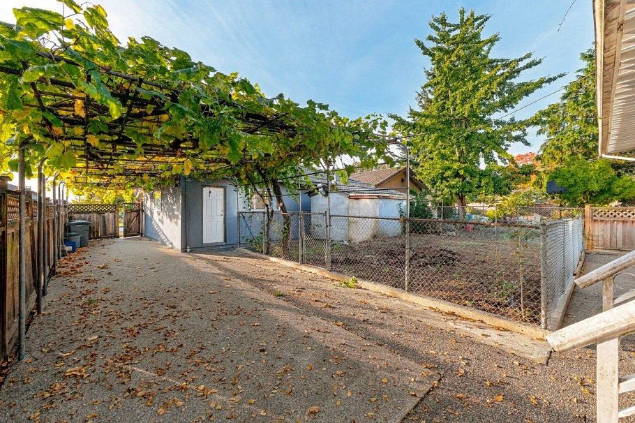 3895 Glendale Street Vancouver, BC - 38