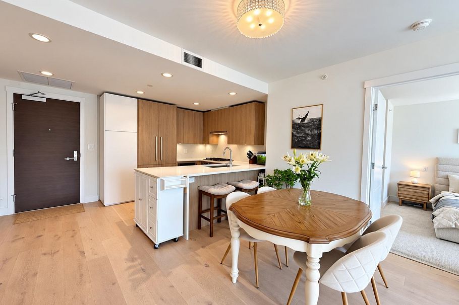 305 2707 Library Lane North Vancouver, BC - 2