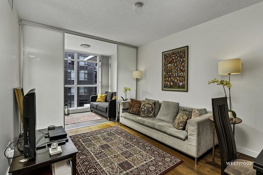 661 2080 W Broadway Vancouver, BC - 4