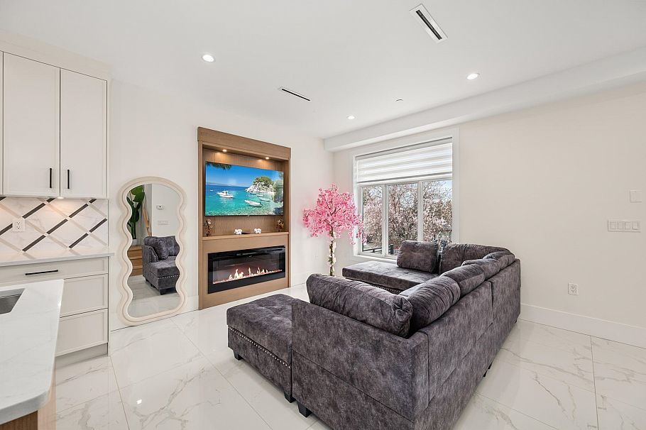 1371 E 63rd Avenue Vancouver, BC - 2