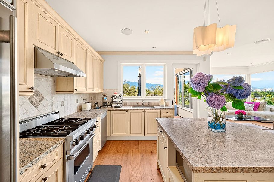 3835 W 12th Avenue Vancouver, BC - 12