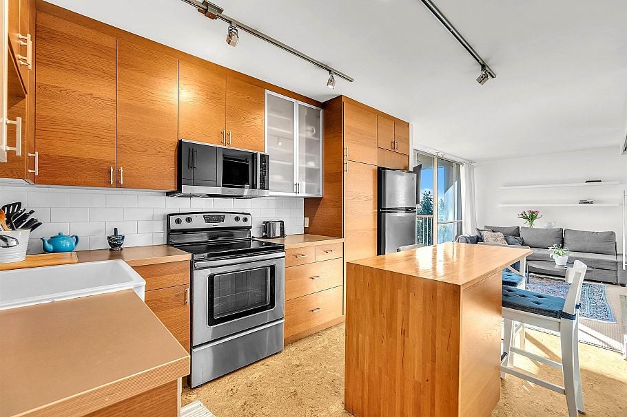 1010 2016 Fullerton Avenue North Vancouver, BC - 2