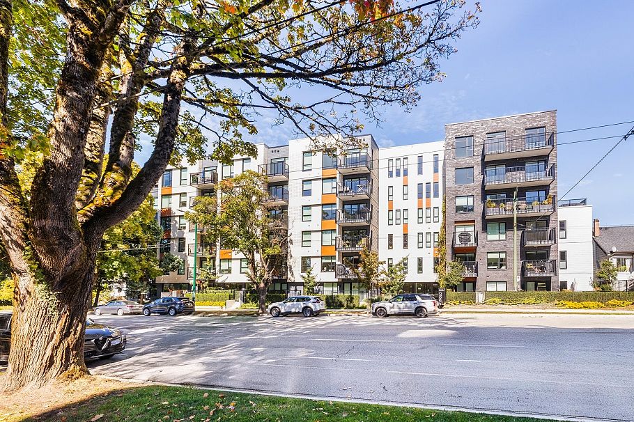 204 2235 E Broadway Street Vancouver, BC - 1