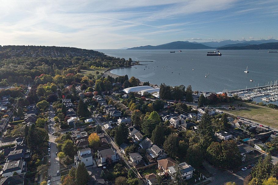 3732 W 1st Avenue Vancouver, BC - 1