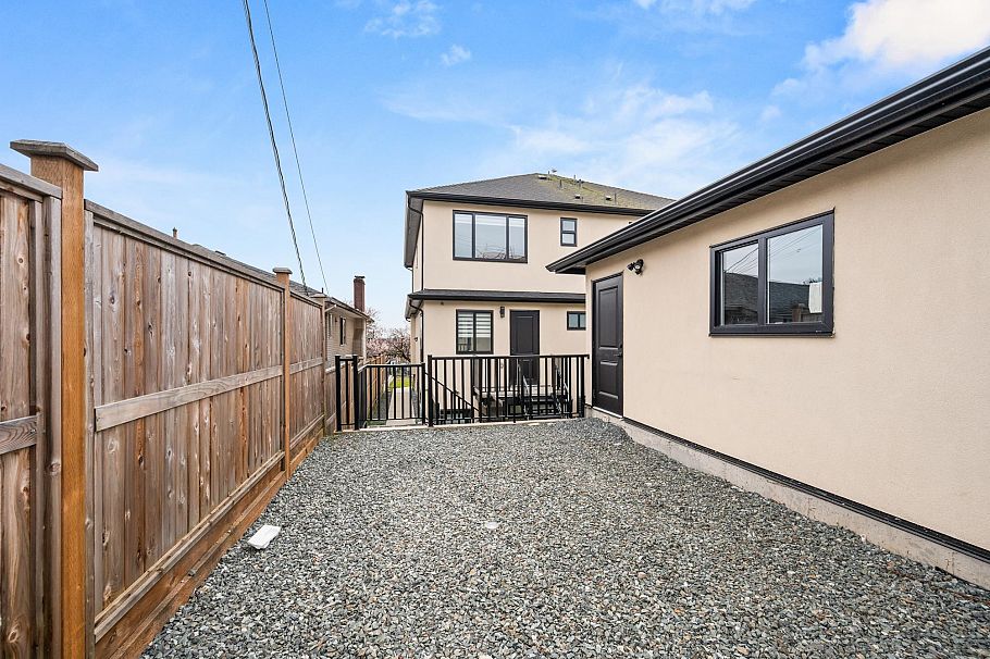 1371 E 63rd Avenue Vancouver, BC - 36