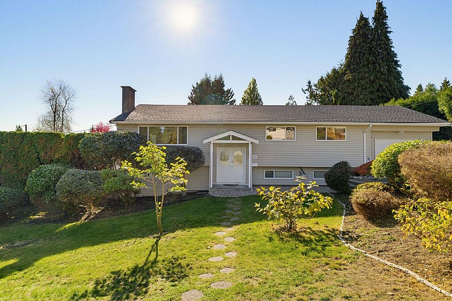 2007 Floralynn Crescent North Vancouver, BC - 1