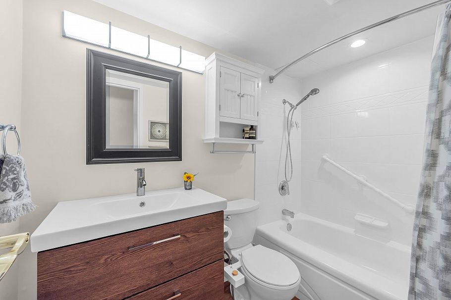 205 252 W 2nd Street North Vancouver, BC - 11