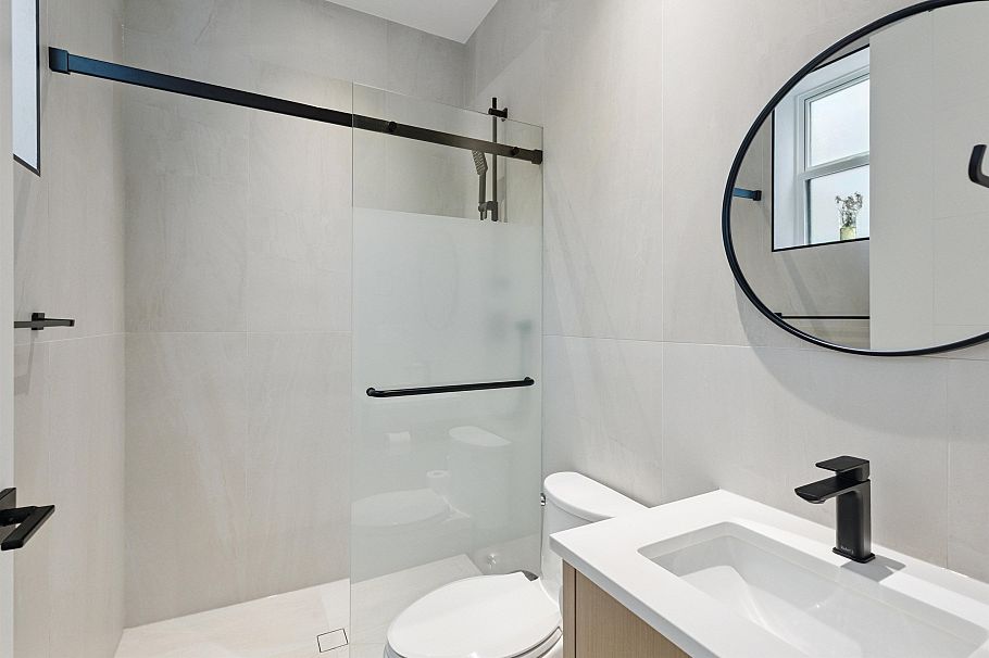 1 1621 E 11th Avenue Vancouver, BC - 22