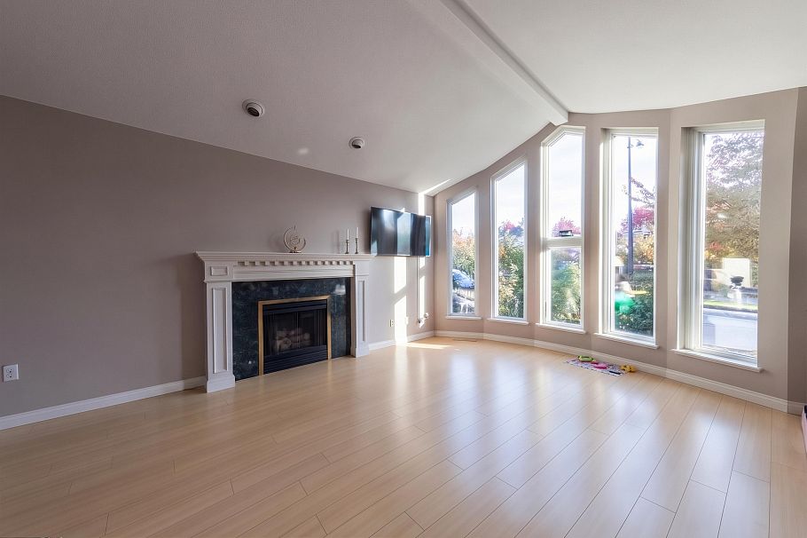 2553 E 22nd Avenue Vancouver, BC - 1