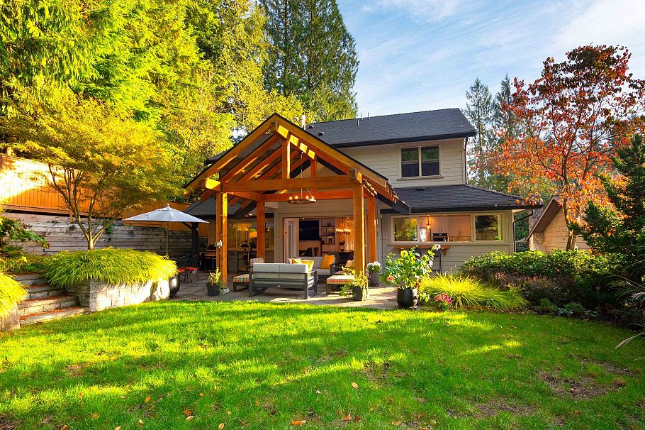 4592 Cove Cliff Road North Vancouver, BC - 2