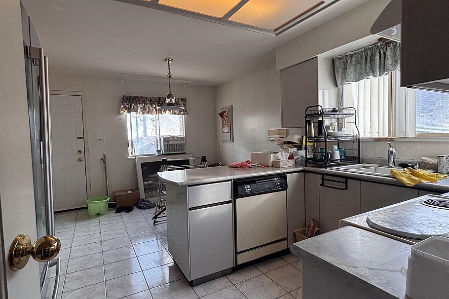 1438 W 64th Avenue Vancouver, BC - 9