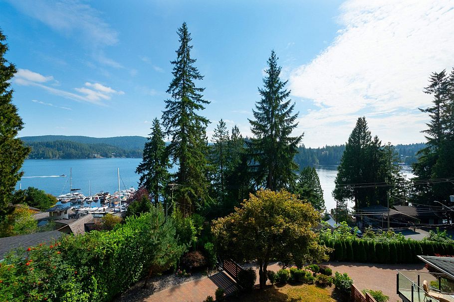 2867 Panorama Drive North Vancouver, BC - 32