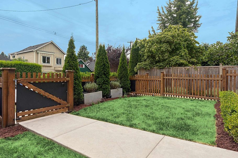 1 1621 E 11th Avenue Vancouver, BC - 5
