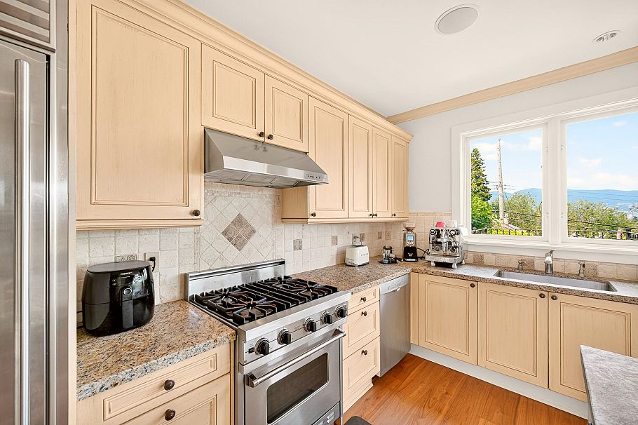 3835 W 12th Avenue Vancouver, BC - 11