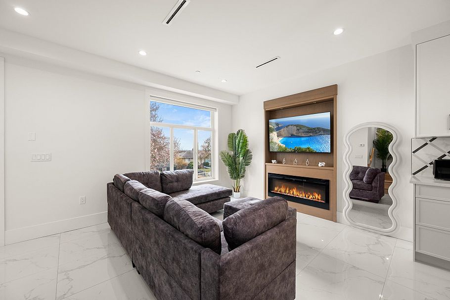 1369 E 63rd Avenue Vancouver, BC - 2